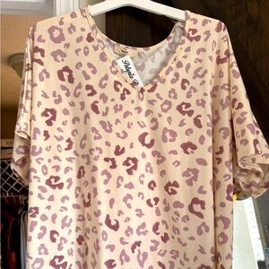 Women’s plus v neck purple leopard top
